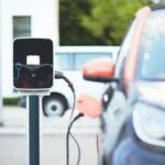 Vis daugiau priežasčių rinktis elektromobilį: per šešerius metus viešo įkrovimo prieigų skaičius išaugo daugiau nei 18 kartų