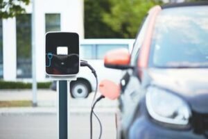 Vis daugiau priežasčių rinktis elektromobilį: per šešerius metus viešo įkrovimo prieigų skaičius išaugo daugiau nei 18 kartų