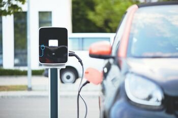 Vis daugiau priežasčių rinktis elektromobilį: per šešerius metus viešo įkrovimo prieigų skaičius išaugo daugiau nei 18 kartų
