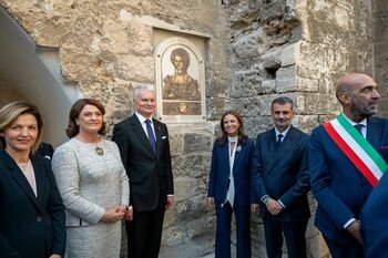 Prezidentas Baryje atidengė memorialinį bareljefą Bonai Sforcai