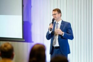 „Via Lietuva“ stiprina bendradarbiavimą su projektų rangovais: Partnerių dienoje aptarti svarbiausi 2026-2027 m. kelių infrastruktūros darbai