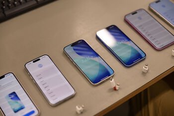 Ekspertas atsakė, kada vietoj naujausio iPhone verčiau rinktis atnaujintą modelį