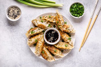 Nuo korėjietiškų „gyoza“ koldūnų iki cepelinų ir ledų: „Iki“ šaldikliuose – „1+1“ pasiūlymai ir nuolaidos iki 50 proc.