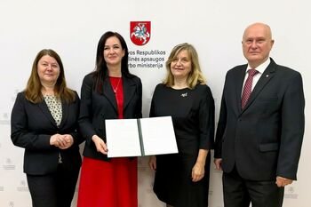 Atnaujinta nacionalinė kolektyvinė sutartis: svariai augs pareiginės algos bazinis dydis