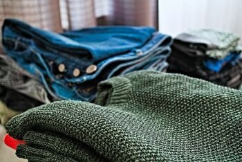 Vilnoniai megztiniai, termo rūbai ir pūkinės striukės: kaip skalbti, kad vėliau nereikėtų išmesti?