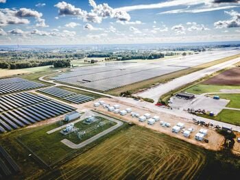 „Green Genius“ plečia pajėgumus Latvijoje: įjungtas baterijų parkas