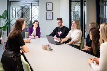 Tyrimas parodė, kad darbuotojams Lietuvoje atlyginimo nebepakanka: kas iš tikrųjų lemia, ar jie lieka darbe?
