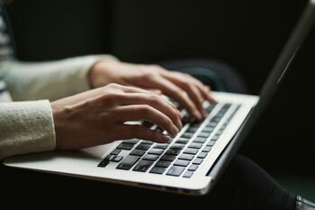 Paauglių verbavimas internete: ekspertė įspėja, kad pavojus gali prasidėti nuo paprastos draugystės