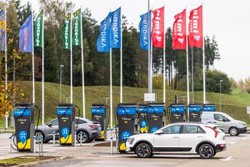 „Ignitis ON“ Vilniuje atidarė didžiausią itin greito elektromobilių įkrovimo parką