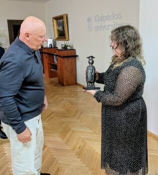 Alfonso Žalio stipendiją įteikė Klaipėdos universiteto studentei Austėjai Navickaitei