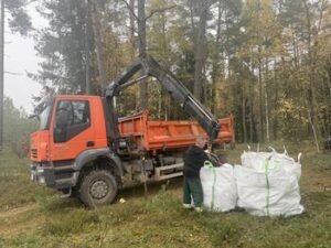R. Jonaičio miške aptiktos atliekos surinktos: miškininkams tokių vietų tvarkymas tapo kasdienybe