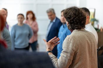 Vadovas nori būti draugu, tačiau darbuotojai jaučia įtampą: ekspertas įspėja apie šiuolaikinės lyderystės spąstus