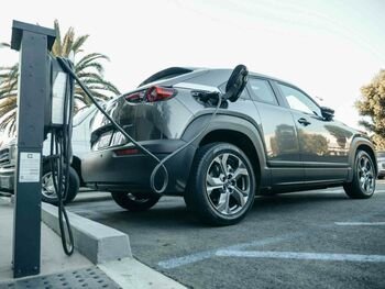 Dyzelinas ar elektra: kaip augančios degalų kainos keičia automobilių pasirinkimą Lietuvoje