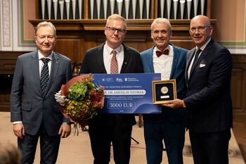 Klaipėdos universitete įteikta pirmoji Valentinos Burkšienės vardo premija