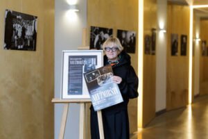 Žmonės, kuriuos Lietuva visada prisimins: LPC meno galerijoje ypač jautri Gretos Skaraitienės paroda „Neužmiršti“ (Atnaujinta)