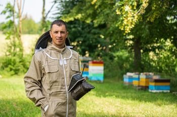 Panevėžio bitininkai pasuko prieš srovę: užuot apsiriboję prekyba internetu, atidarė parduotuvę