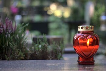 Vėlinės be perteklinių atliekų: 5 praktiški patarimai kapų tvarkymui