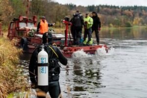 Iš Neries ištrauktas toną sveriantis vamzdis: „Darnu Group“ inicijuoti upės valymo darbai atskleidžia taršos mastą (Atnaujinta)