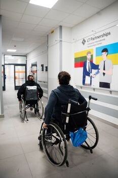Nepaisant besitęsiančių atakų, Ukrainoje duris atvėrė Lietuvos lėšomis atstatytas reabilitacijos centras