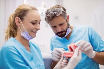 Kur protezuotis dantis Vilniuje? 10 gerai žinomų odontologijos klinikų ir kaip išsirinkti tinkamiausią