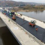Santakos tilto statybos – finišo link: ant perdangos paklos beveik 2 tūkst. tonų asfalto