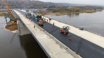Santakos tilto statybos – finišo link: ant perdangos paklos beveik 2 tūkst. tonų asfalto