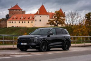 „Audi Q7“ puošia rudeniškas Lietuvos gatves: visureigį jau galima išbandyti ir įsigyti