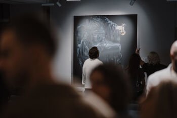 Ketvirtajame „Stand with Ukraine“ aukcione – rekordinė suma Ukrainos vaikams