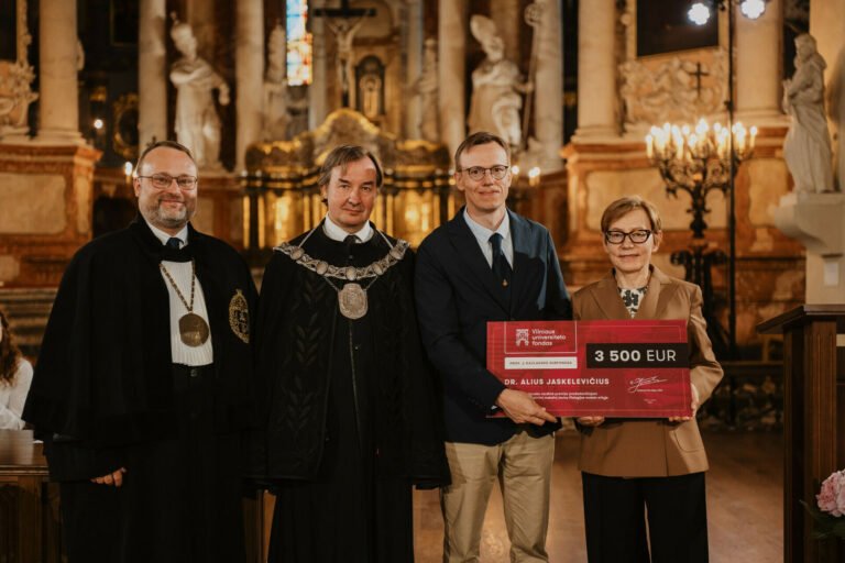 VU mokslininkui įteikta prof. Jono Kazlausko vardo premija, paskelbta apie filantropinio subfondo dvigubinimą