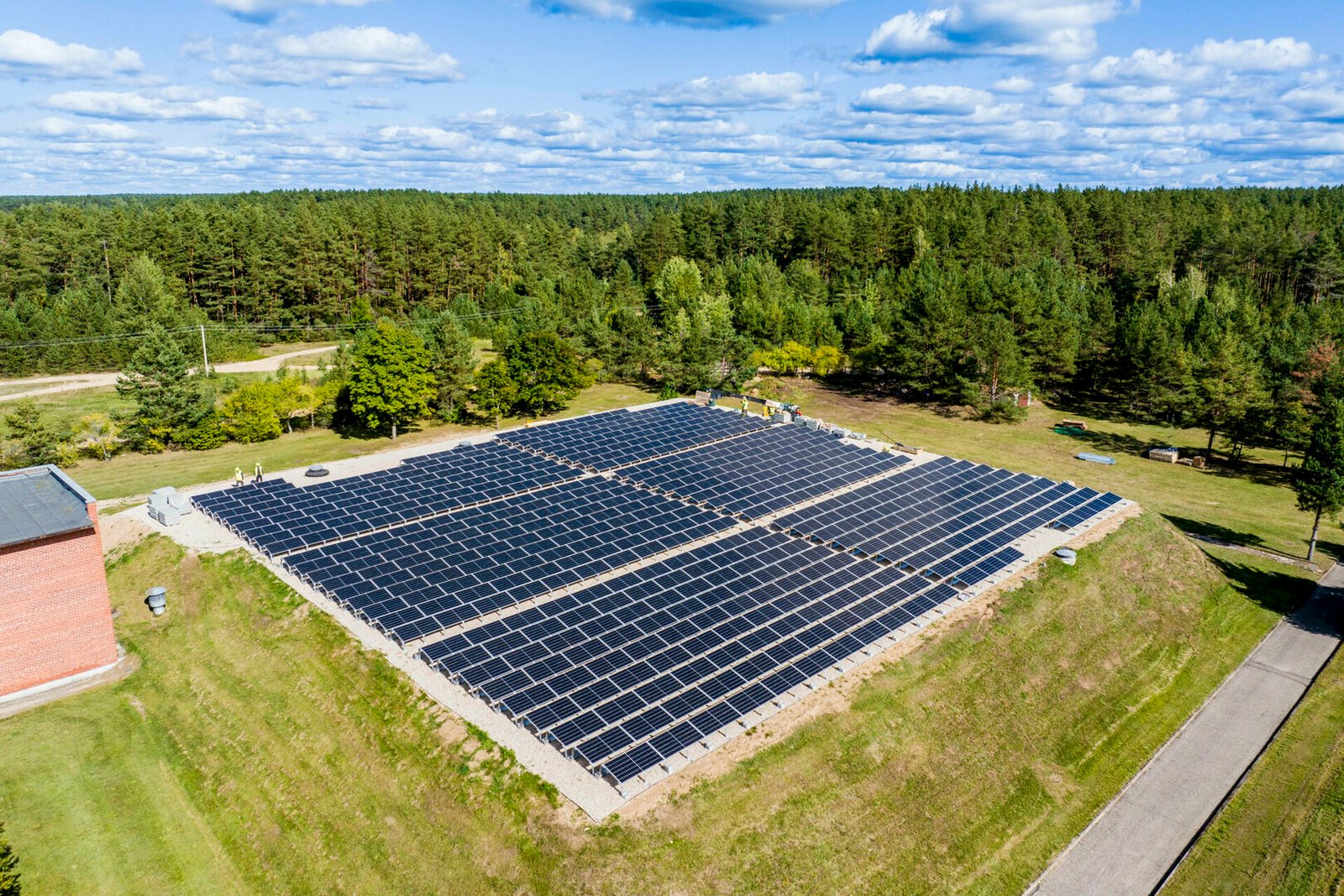 Investicijos į atsinaujinančią energetiką: „Vilniaus vandenys“ plečia saulės elektrinių pajėgumus