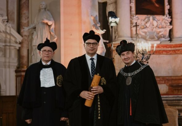 Iškilmingame VU senato posėdyje suteikti garbės daktaro ir mecenato vardai