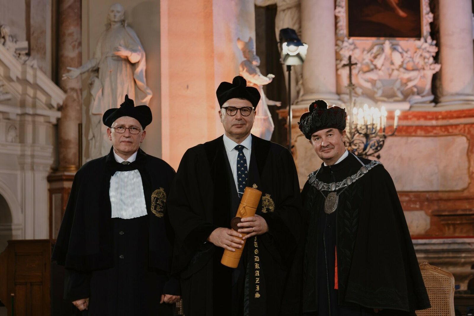 Iškilmingame VU senato posėdyje suteikti garbės daktaro ir mecenato vardai