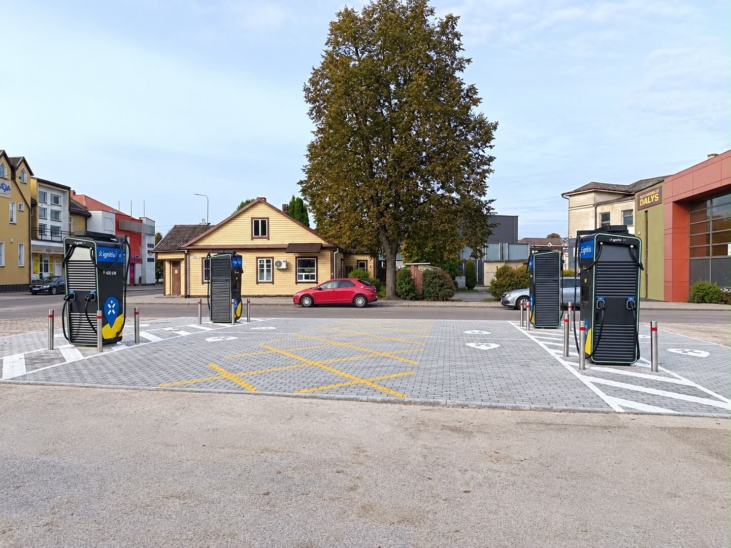 Utenoje atidarytas naujas itin greito elektromobilių įkrovimo parkas
