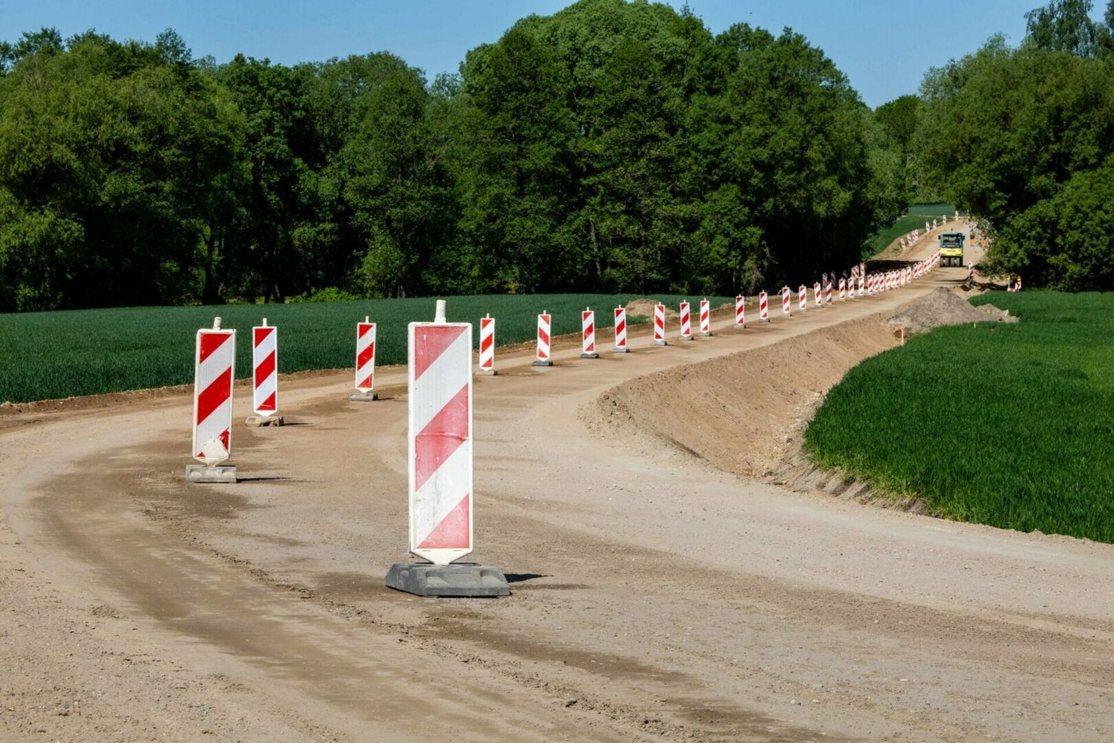 „Via Lietuva“: asfaltuojami žvyrkeliai keičia ne tik kelių dangą, bet ir žmonių kasdienybę