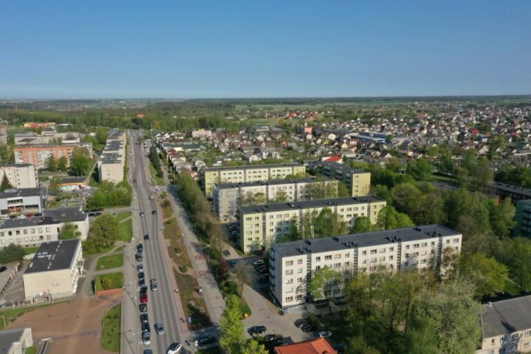 Bus tvarkomas daugiabučių kvartalas Gargžduose: kiemuose per 400 vietų automobiliams, nauji pėsčiųjų ir dviračių takai