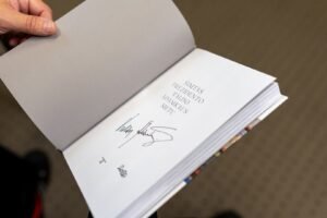 Šimtmečio proga skaitytojus pasieks 100 Prezidento Valdo Adamkaus pasirašytų knygų