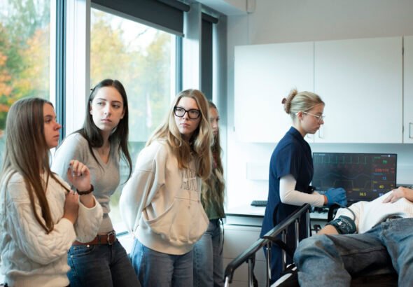 Kaip gelbėjamos smegenys? Moksleiviai dalyvavo „Studento vienai dienai“ insulto simuliacijoje