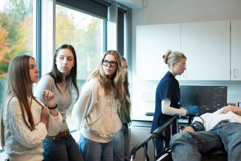 Kaip gelbėjamos smegenys? Moksleiviai dalyvavo „Studento vienai dienai“ insulto simuliacijoje