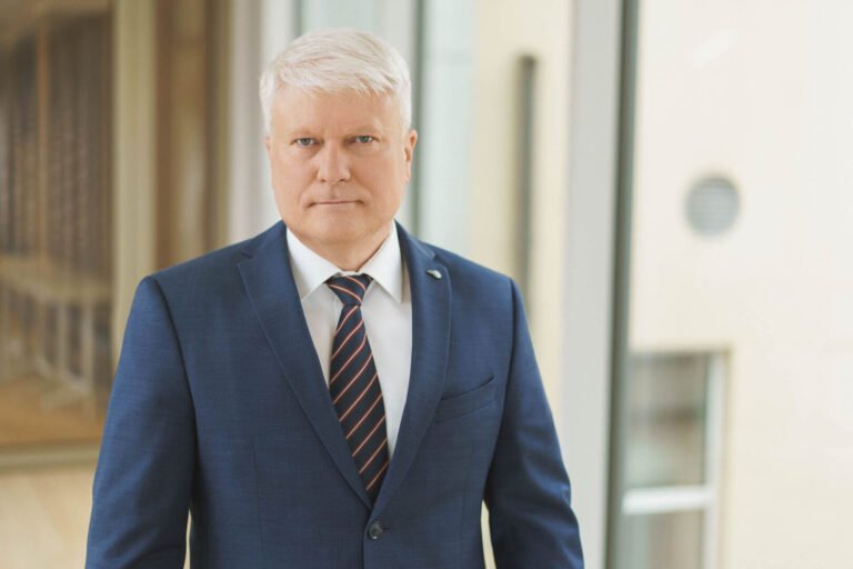 Ekspertas apie keliones Vėlinių laikotarpiu: sudėtingas metas − į kelius išvažiuoja ir retai vairuojantys